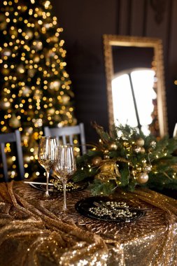 Oturma odasında Noel süslemeleri olan güzel bir masa.