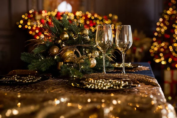 Empty glasses close up. Beautiful table setting with Christmas decorations in living room — Stock Photo, Image