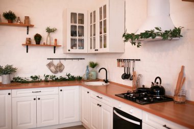 Yeni Lüks Ev 'de Ada, Lavabo, Dolaplar ve Büyük Pencere ile Modern Mutfak.