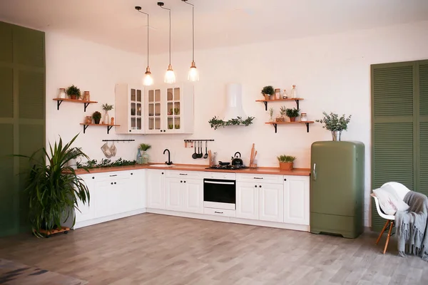 Interior de cozinha moderna com ilha, pia, armários e janela grande em casa de luxo nova. — Fotografia de Stock