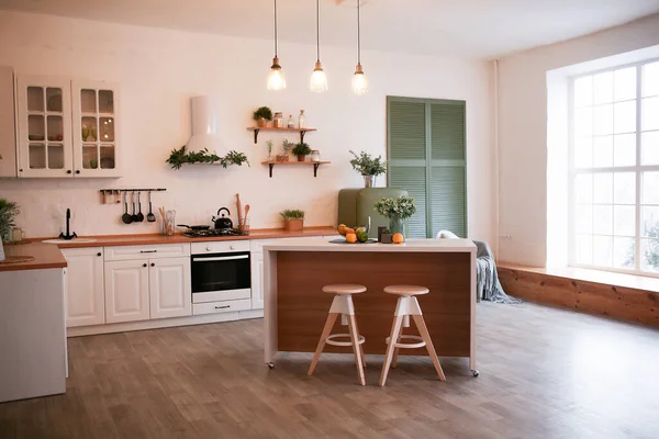 Moderní kuchyně interiér s ostrovem, umyvadlo, skříně, a velké okno v novém luxusním domě. — Stock fotografie