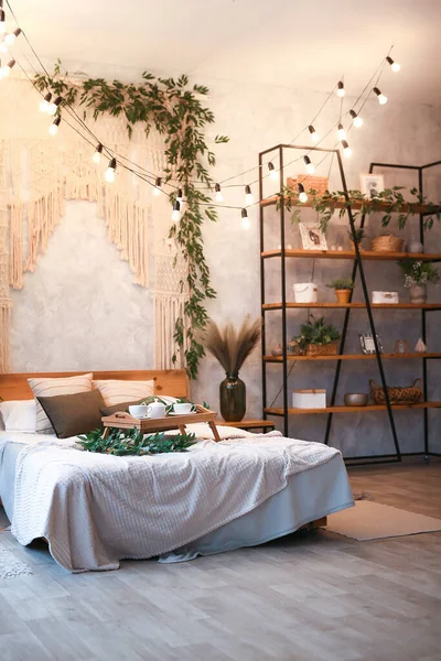 Espace chambre confortable dans un studio de luxe avec une disposition libre dans un style loft avec grande fenêtre panoramique et plante verte . — Photo