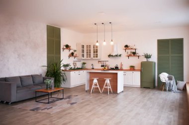 Geniş pencereli ve yaşam alanı olan modern açık mutfak.