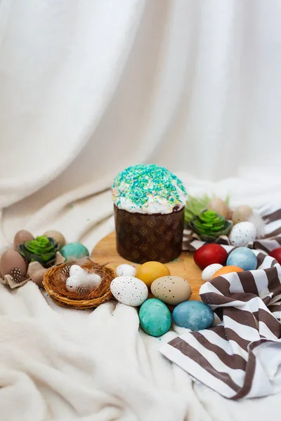 Traditional Easter cake and painted eggs on white background. Space for text — Stock Photo, Image