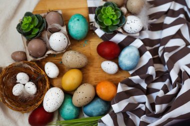 Geleneksel Paskalya yumurtaları beyaz arka planda boyanmış.