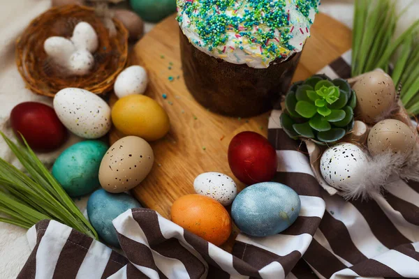 Traditional Easter cake and painted eggs on white background. — Stock Photo, Image