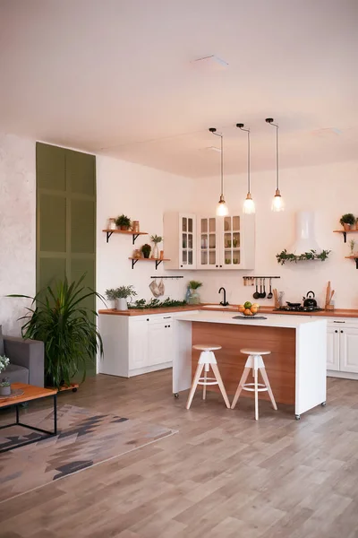 Moderní kuchyně Interiér s ostrovem, umyvadlo, skříně v novém luxusním Home. — Stock fotografie