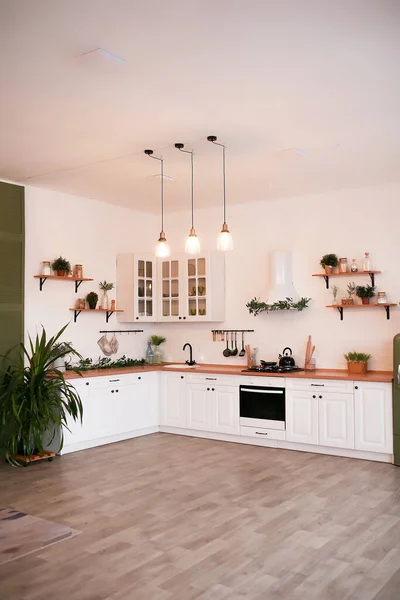 Interior de la cocina moderna con isla, fregadero, gabinetes en nueva casa de lujo. — Foto de Stock