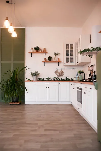 Interior de cozinha moderna com ilha, pia, armários em nova casa de luxo. — Fotografia de Stock