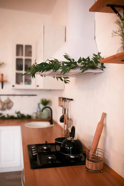 Moderní kuchyně Interiér s ostrovem, umyvadlo, skříně v novém luxusním Home. — Stock fotografie