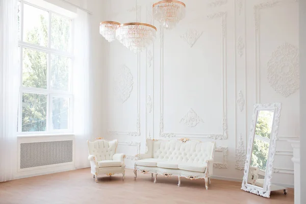 ヴィンテージ家具、大きな窓、鏡、シャンデリア、エレガントなソファ付きの古典的なスタイルの部屋の豊かな高級インテリア. — ストック写真