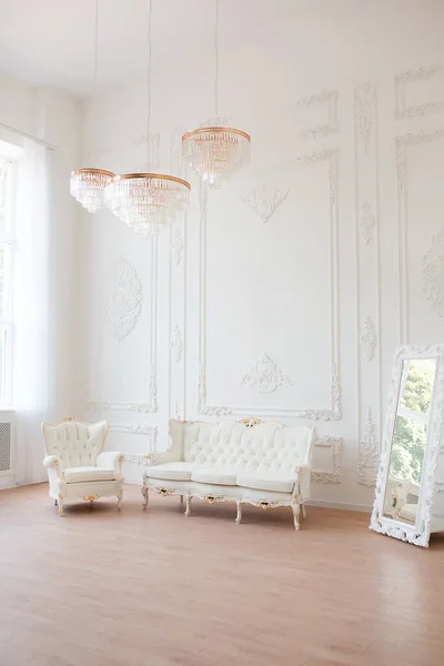 ヴィンテージ家具、大きな窓、鏡、シャンデリア、エレガントなソファ付きの古典的なスタイルの部屋の豊かな高級インテリア. — ストック写真