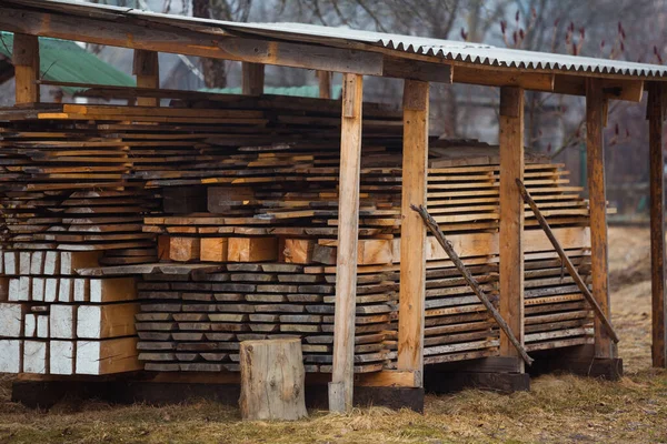 Részletezd a deszkákat. Levegőszárító fahalmok. Fa szárítása, fűszerezés fűrészáru vagy fafűszerezés. — Stock Fotó