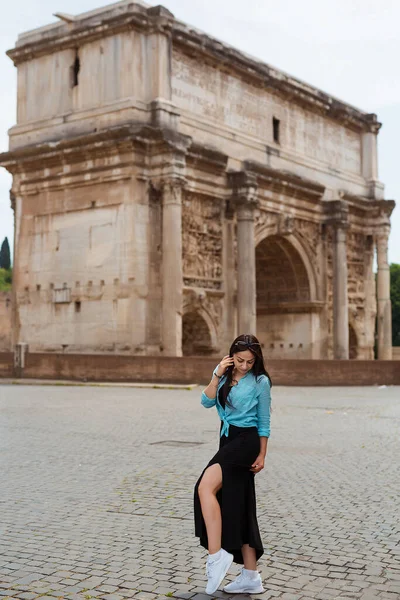 Mujer bonita joven en vestido de moda elegante caminando por la calle en Roma en el día soleado. Concepto de viajes y turismo — Foto de Stock