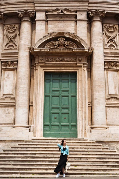 Mujer bonita joven en vestido de moda elegante caminando por la calle en Roma en el día soleado. Concepto de viajes y turismo — Foto de Stock
