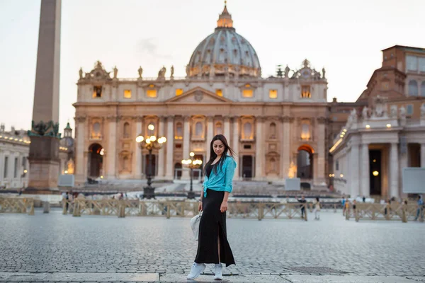 Retrato nocturno de una joven en la Piazza San Pietro de la Ciudad del Vaticano. — Foto de Stock