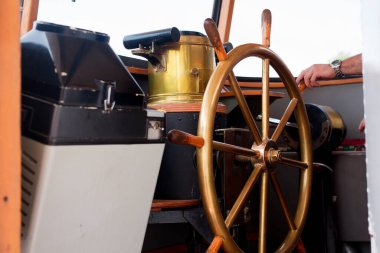 Kaptanların kabinlerine yakından bakın, seyir sırasında dümende kaptanın seyir teçhizatı..