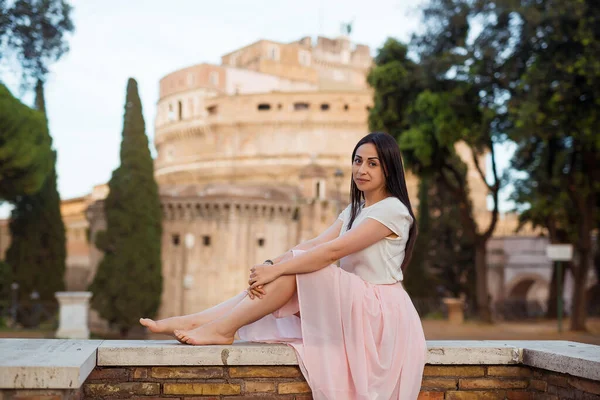 Mujer bonita joven en vestido de moda elegante posando fuera en Roma en el día soleado. Vacaciones y moda femenina ciudad concepto de estilo de vida — Foto de Stock