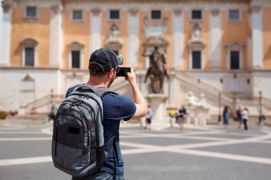Turist Roma 'yı geziyor ve akıllı telefondan fotoğraf çekiyor. Avrupa ve İtalya yaz tatilinde