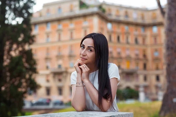 Jovem mulher bonita em vestido de verão elegante posando fora no dia ensolarado. Férias e moda feminina conceito de estilo de vida da cidade — Fotografia de Stock