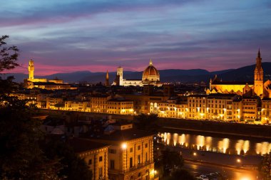 Gökyüzünün güzel manzarası, Piazzale Michelangelo noktasından Floransa 'nın tarihi manzarası. Akşam vakti. İtalya.