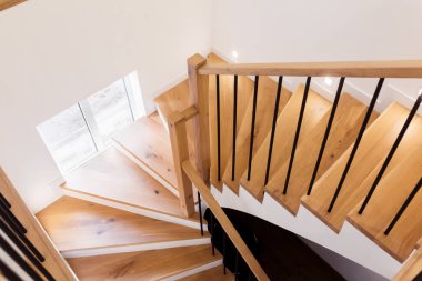 çağdaş beyaz modern evin içinde ahşap merdiven.