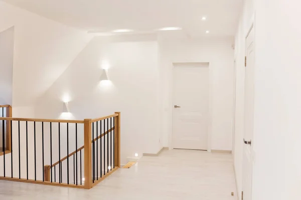 Nowoczesne wnętrze domu z białymi ścianami i drzwiami oraz drewnianymi schodami — Zdjęcie stockowe