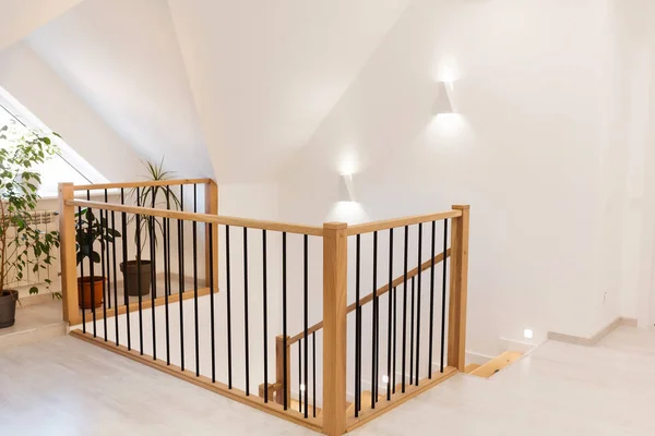 Drewniane schody wewnątrz współczesny biały dom nowoczesny. — Zdjęcie stockowe