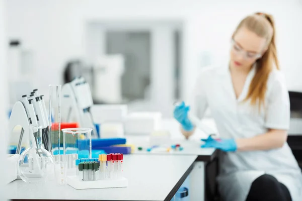 Pipeta Wrzuca Próbkę Probówki Asystent Laboratoryjny Analizujący Krew Laboratorium Aids — Zdjęcie stockowe