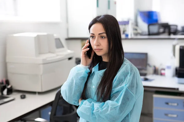 Atraktivní Pracovnice Laboratoře Pomocí Mobilního Telefonu Pracovišti Laboratoři Vědec Diskutovat — Stock fotografie