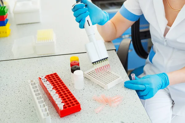 Pipeta Wrzuca Próbkę Probówki Asystent Laboratoryjny Analizujący Krew Laboratorium — Zdjęcie stockowe