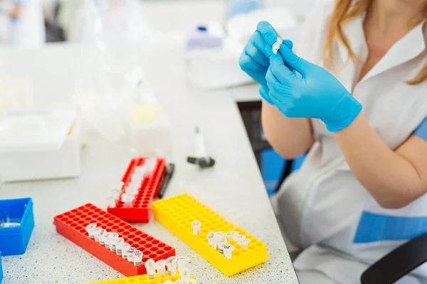 Asystentka Laboratoryjna Analizuje Próbkę Krwi Wykształcenie Medyczne Naukowe — Zdjęcie stockowe