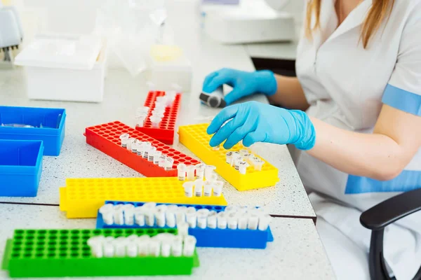 Asystentka Laboratoryjna Analizuje Próbkę Krwi Wykształcenie Medyczne Naukowe — Zdjęcie stockowe