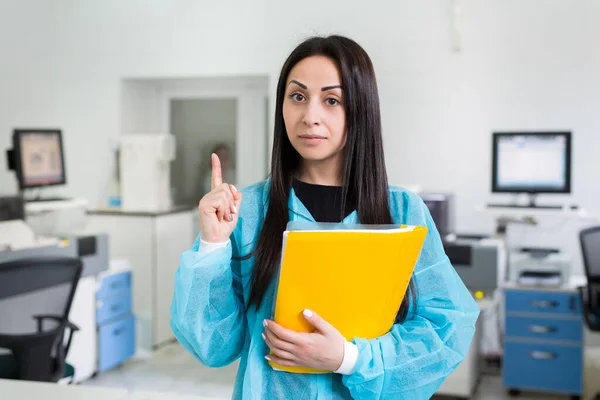 Atrakcyjna Pracownica Laboratorium Prowadzi Badania Medyczne Nowoczesnym Laboratorium Teczka Dokumentami — Zdjęcie stockowe