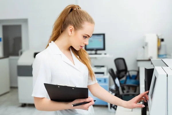 Laboratoriumassistent Belast Monsterbuisjes Voor Coagulatietestanalyse Inputgegevens Coagulatiemachine — Stockfoto