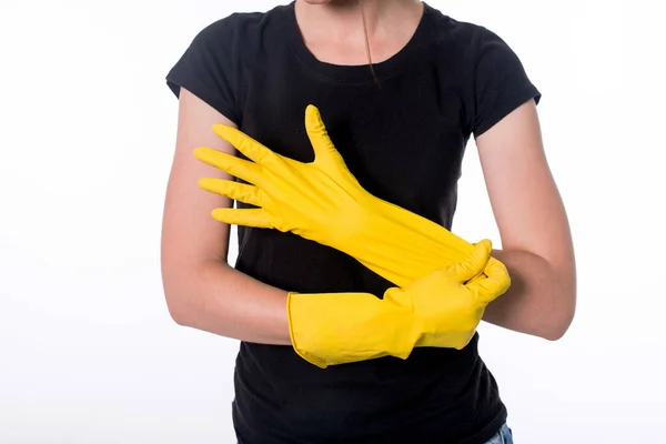 Foto Van Mooie Huisvrouw Met Gele Beschermende Handschoenen Geïsoleerd Wit — Stockfoto