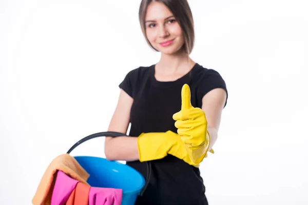 Ευτυχισμένη Νεαρή Γυναίκα Που Κρατά Έναν Κουβά Γεμάτο Προϊόντα Καθαρισμού — Φωτογραφία Αρχείου
