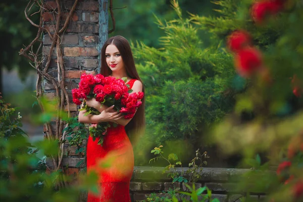Красивый Портрет Чувственной Брюнетки Молодой Женщины Красном Платье Рядом Розами — стоковое фото