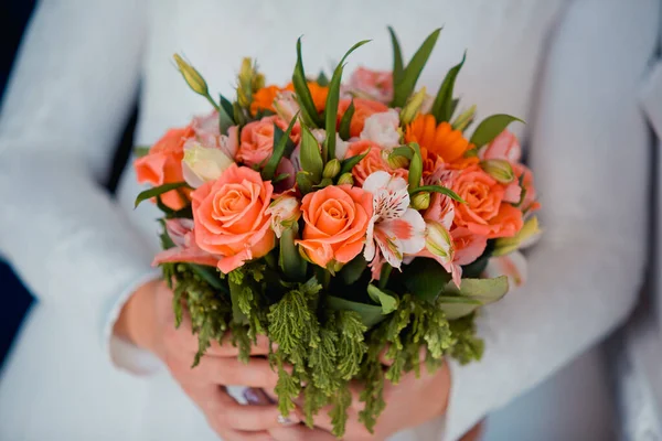 Belo Buquê Casamento Com Rosas Perto — Fotografia de Stock