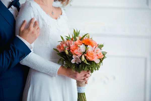 Bellissimo Bouquet Sposa Con Rose Vicino — Foto Stock