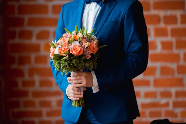 Mann Hält Schönen Hochzeitsstrauß Mit Rosen Aus Nächster Nähe — Stockfoto