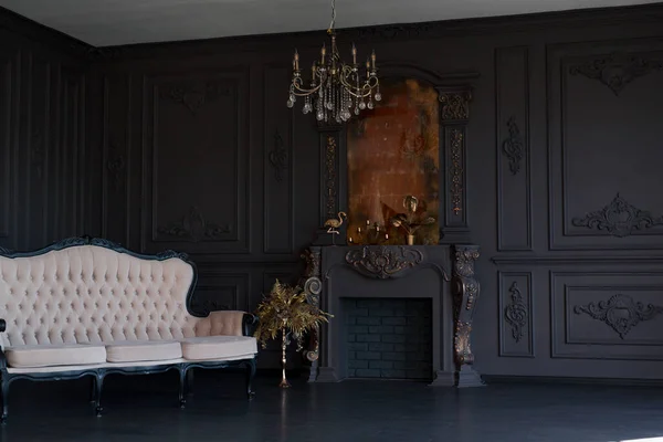 Black Classical Room Interior Vintage Sofa Chandelier Mirror Fireplace — стоковое фото