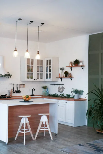 Moderní Kuchyně Interiér Ostrovem Umyvadlo Skříně New Luxury Home Svislý — Stock fotografie