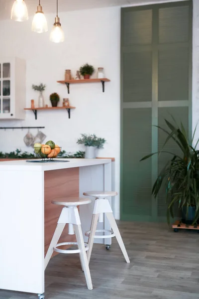 Moderní Kuchyně Interiér Ostrovem Umyvadlo Skříně New Luxury Home Svislý — Stock fotografie