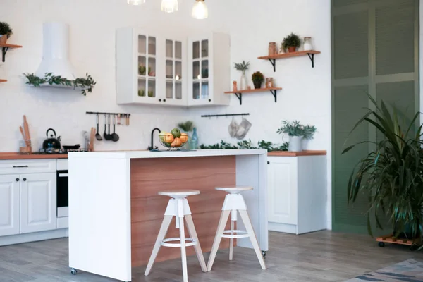 Moderní Kuchyně Interiér Ostrovem Umyvadlo Skříně Novém Luxusním Home — Stock fotografie