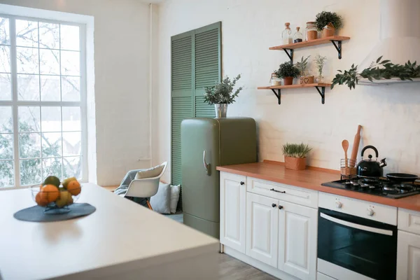 Interior Cozinha Moderna Com Ilha Pia Armários Janela Grande Casa — Fotografia de Stock