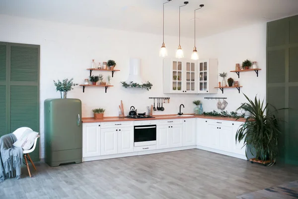 Interior Cozinha Moderna Com Ilha Pia Armários Janela Grande Casa — Fotografia de Stock