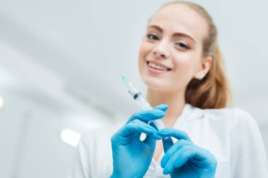 Şırıngayla doktoru kapat. Coronavirus. Doktor aşı yapar. Seçici odaklanma. Kapatın. Şırıngalı doktor. İlaçlar. İnsanlar için aşı olmak. Enjeksiyon.