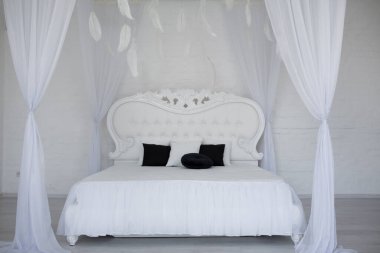 Lüks stüdyo dairesinin rahat yatak odası ve geniş panoramik penceresi var.