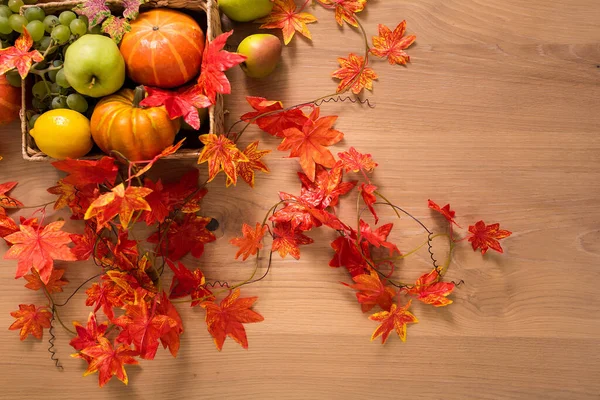 Friedliche Herbst Obst Blatt Eichel Stillleben Arrangement Auf Holzbrett Tisch — Stockfoto